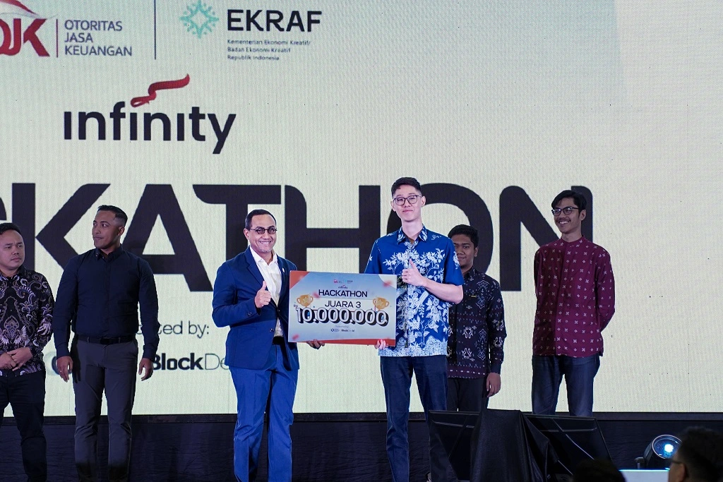 Matthew winning 3rd place at Infinity Hackathon OJK Ekraf 2025